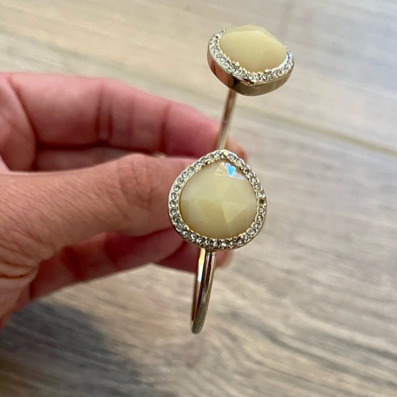 3/15 💚 Octavia & Co Gold Tone Tear Drop Neutral Beige Cream Stone Cuff Bangle - Picture 5 of 6